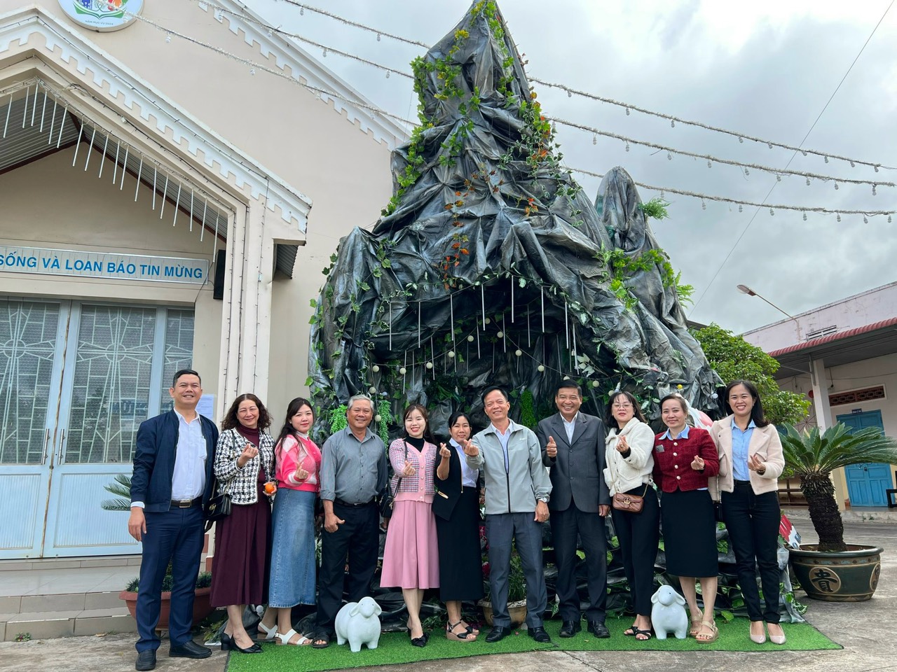 Lãnh đạo Đảng ủy, chính quyền, UBMTTQVN phường Tân Tiến thăm, chúc mừng Giáng sinh 2023